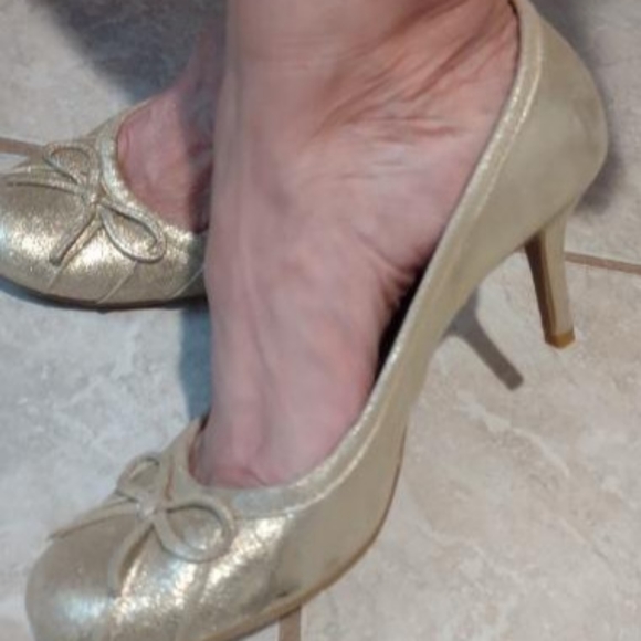 Gianni Bini Shoes - Adorbs' Gianni Bini soft gold pumps with med. heel. Like ballet flats w/heels❣️